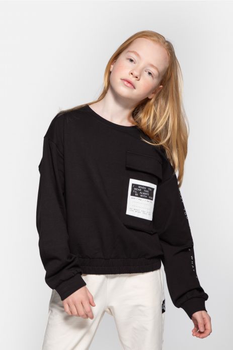 T-shirt with long sleeves black with a pocket on the front