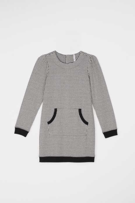Knitted dress in a houndstooth with a kangaroo pocket 2